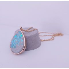   Csepp formájú beton nyaklánc türkíz csillogással - aranykeretben