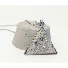 Violett beton nyaklánc - csillogó kavicsos