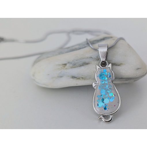 Cica formájú beton nyaklánc - többféle csillogással 2